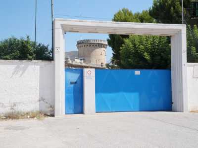 ...si apre il cancello blu che segna l�ingresso della scuola